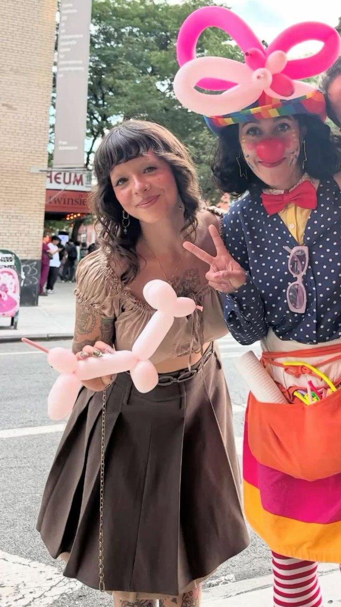 djolanieee's tweet photo. I JUST MET MELANIE OMG. https://t.co/SrffNSnwKY