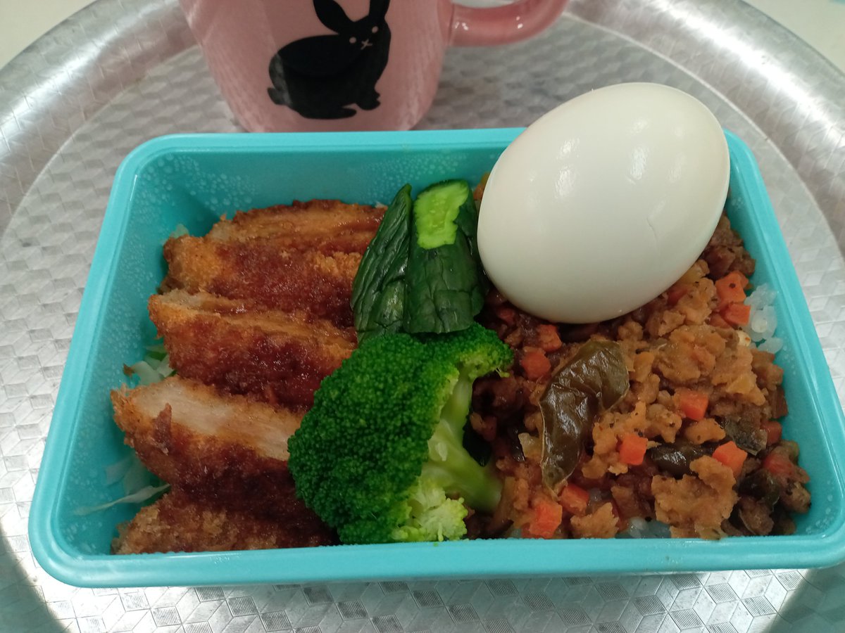 cherrymarch's tweet photo. ここ最近のおべんとうたち④。わたしのおべんとうはおかずをを食べ終わらないと飯にたどり着かないので強制的にベジファーストやたんぱく質ファーストになっております。 https://t.co/rLcD8iIJpw