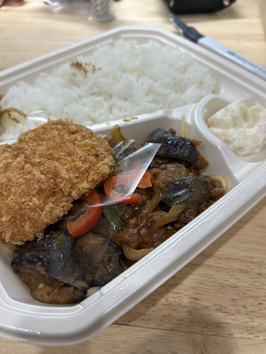 kyuseiYAMAgreen's tweet photo. この前食べた
おいしいたこ焼き🐙

外はこんがりカリッ
頂点のカツオ節は乱舞
中は灼熱の如くジュワッ🙊

熱すぎて
猫舌にはたまりません

噛ま（め）ずに飲み込み
水で流し込む🫣

今日は弁当おサボり🍱 https://t.co/veUY8T16xB