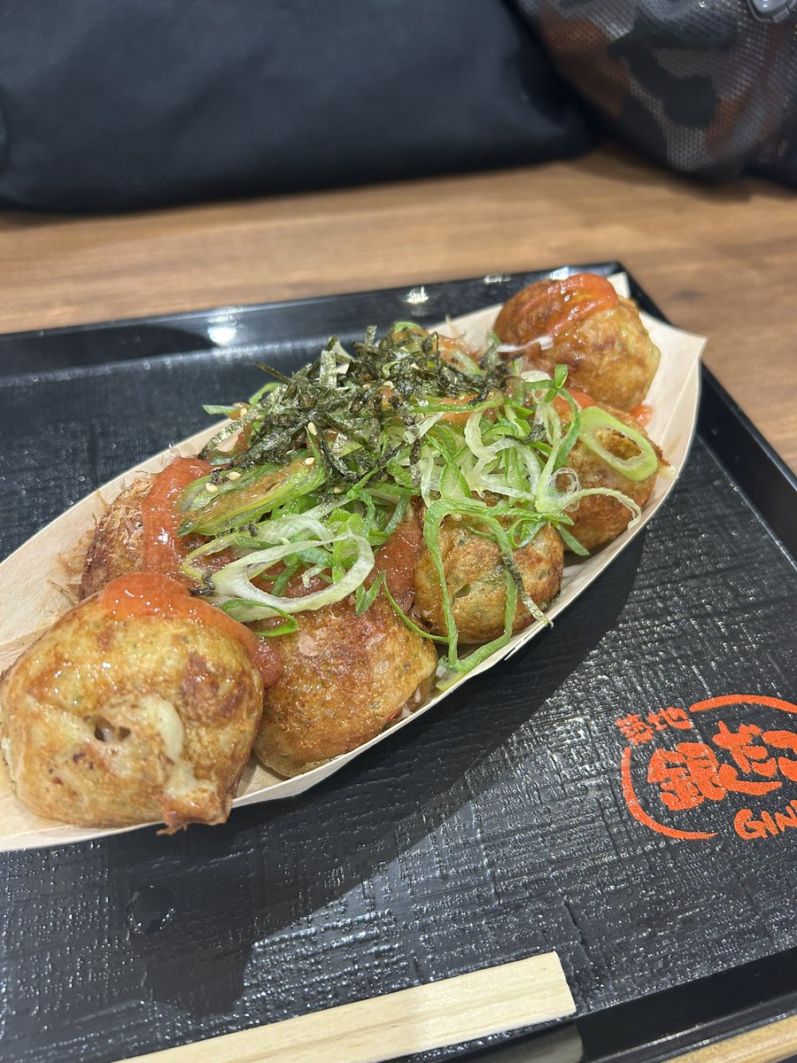 kyuseiYAMAgreen's tweet photo. この前食べた
おいしいたこ焼き🐙

外はこんがりカリッ
頂点のカツオ節は乱舞
中は灼熱の如くジュワッ🙊

熱すぎて
猫舌にはたまりません

噛ま（め）ずに飲み込み
水で流し込む🫣

今日は弁当おサボり🍱 https://t.co/veUY8T16xB