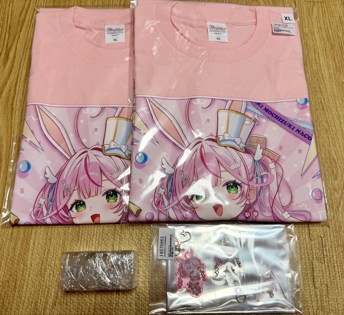 kuu_sen's tweet photo. ふぁんみのTシャツと夏コミグッズ届いたよ！
水着のミニキャラセット持ってない方が当たって無事コンプリートだ！
#餅月なこ https://t.co/Geg4YwPPC0