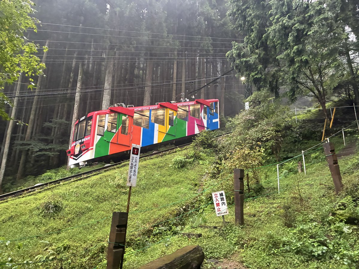 JUN16ichiRO's tweet photo. 今できる事はこれしかない！
ってな感じで山です
大きなハチと山頂ぽい所とブランコ
視界はゼロですが。 https://t.co/2o3gayEPYL