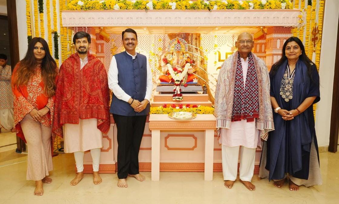 AnilAgarwal_Ved's tweet photo. परसो रात महाराष्ट्र के माननीय मुख्यमंत्री श्री देवेंद्र फडणवीस जी (@Dev_Fadnavis) के घर गणपति दर्शन का मौका मिला।

उनकी बिटिया ने अपने हाथों से बप्पा को बहुत ही सुंदर ढंग से सजाया हुआ था। बहुत ही मनमोहक और अपनेपन से भरी थी बप्पा की सजावट।

देवेंद्र भाई से भी बातचीत हुई। महाराष्ट्र के सूखा-प्रभावित क्षेत्रों को लेकर उनकी चिंता बातचीत में साफ़ दिखी। पता चला कि हाल ही में वह राज्य के कई सूखा-प्रभावित इलाकों का दौरा करके आए हैं।

Technology के ज़रिए governance को और तेज़ी से लोगों तक पहुँचाने को लेकर उनका vision मुझे काफ़ी प्रभावित कर गया। मैंने अपने team के साथियों से उनके speedy digital approvals के बारे में काफी सुना है। Industry develop करने के लिए उनका decison-making बहुत सराहनीय है। 

उन्होंने कहा कि 12 states में competition है कौन सबसे ज़्यादा industry लेके आये और development करे। महाराष्ट्र सबसे ज़्यादा अग्रणी स्टेट है जहां देवेंद्र भाई के नेतृत्व में काम बहुत तेज़ी से हो रहा है, decisions लिए जा रहे हैं। मुझे कोई doubt नहीं है ये राज्य सबसे आगे बढ़ेगा।

गणपति बप्पा महाराष्ट्र पर अपनी कृपा बनाए रखें 🙏