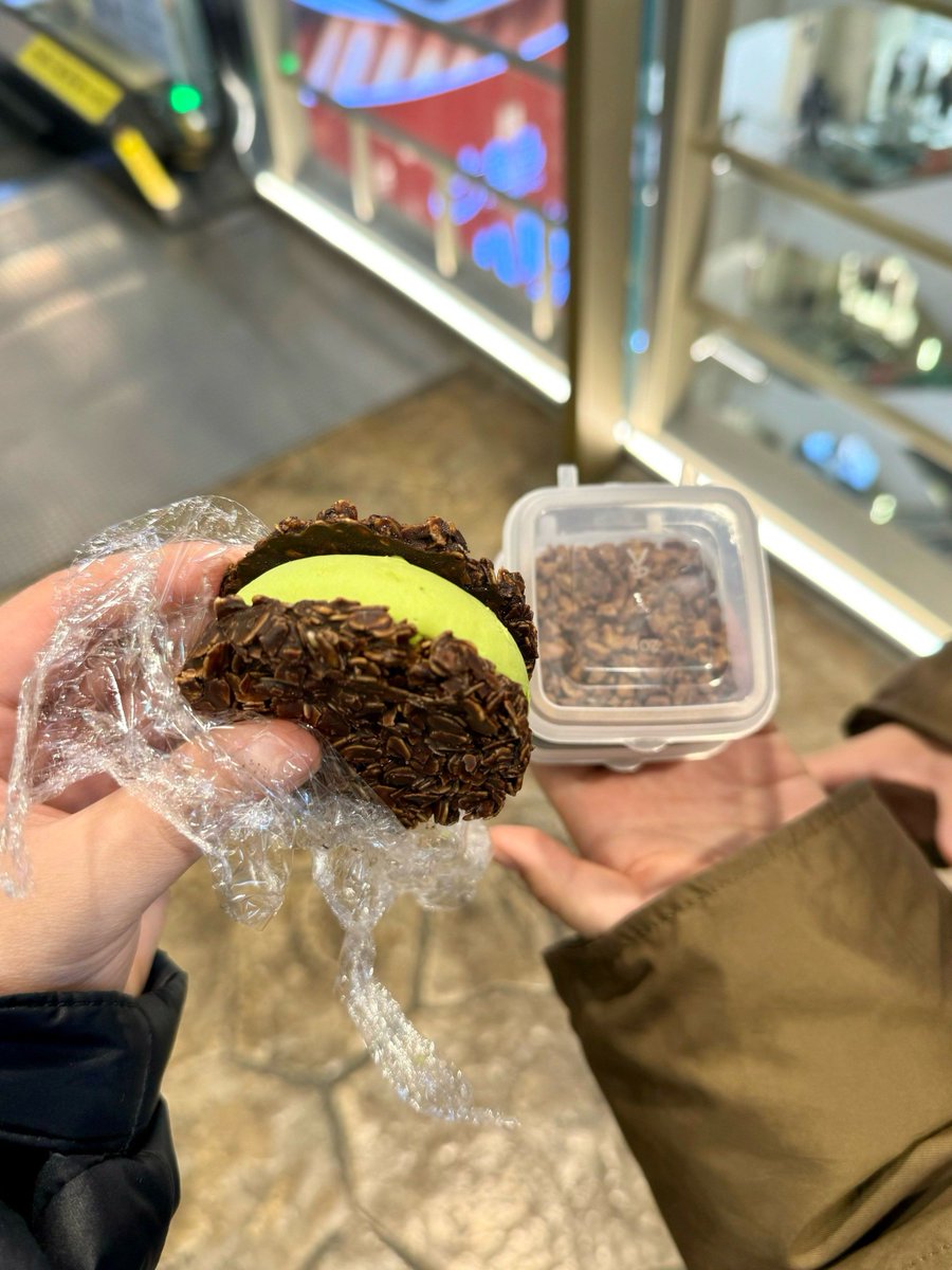 SummerGraby20u's tweet photo. Just passed by the convenience store and grabbed these crispy matcha cookies—they’re so good I need to share half with you! Who wants a bite https://t.co/3w1fR2OUKu
