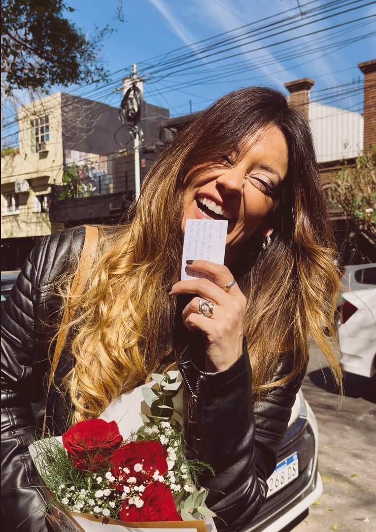 Milulr28's tweet photo. Sol con sus flores🤏🏾💘                                           Eugin con sus flores🧸❤️‍🩹
Ellas realmente GANARON💐🥹✨ https://t.co/OE0KWhWM7E