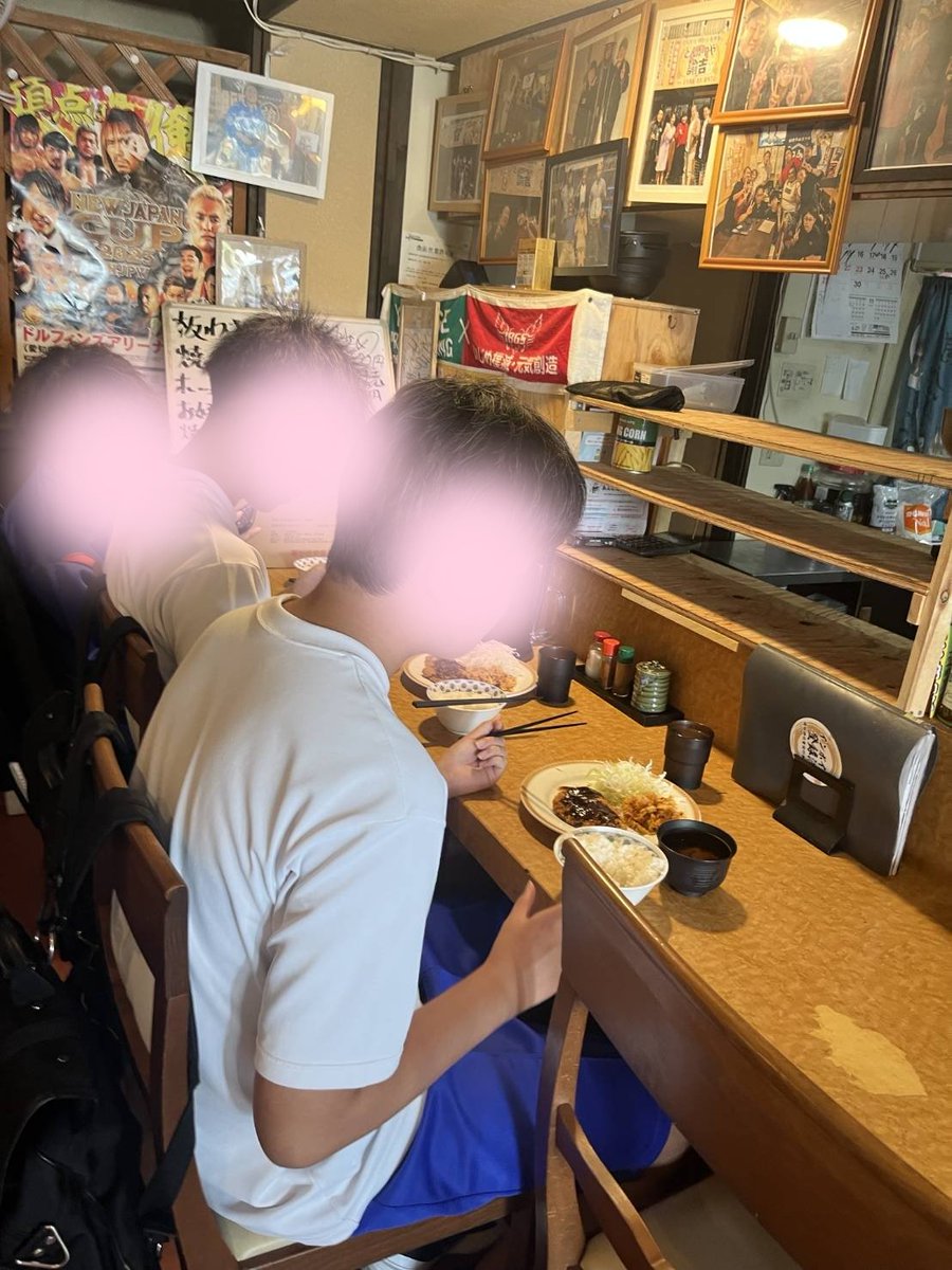 GFtonkatu's tweet photo. ◆今日のこども食堂◆

【みそかつ&amp;唐揚げ】

名前も聞かんし
住所もきかん
状況も聞かんから
気軽に来いよ
困ったことがあれば
何でも話しにこい

食うもんなければ
1日3回来てもええんやで
◆◆◆◆◆◆◆◆◆◆
#子供食堂 
#毎日開催 
#小1から高3まで完全無料
#1日3食利用可能
#とんかつや諭吉 https://t.co/I9Oz6cyjmI