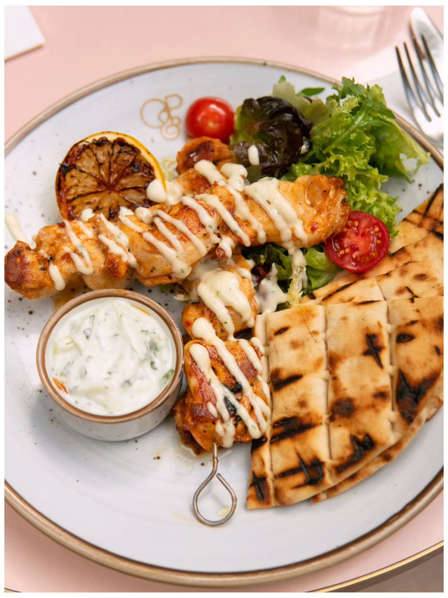 ArdithLastollp's tweet photo. A lunch favourite at Hampstead: marinated chicken souvlaki skewers with pitta bread, yoghurt dressing, garlic mayo, and mixed salad. https://t.co/hNG2vo1PfK