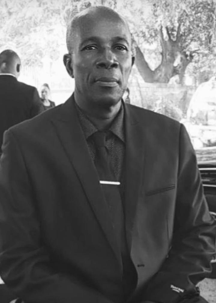 kreyolenfo's tweet photo. 🚨LANMÒ | Lantèman pwofesè Roland Docteur ki te mouri 8 septanm pase a ap chante demen maten samedi a, 9vè, nan Salon Senchal, Gonayiv. Kadav defen an ap ekspoze depi 8è nan maten. Mèt Roland Docteur, 65 lane, se papa jounalis Rolguy Docteur, Pwopriyetè medya ArtiboniteInfos. https://t.co/AILhbSYsYG