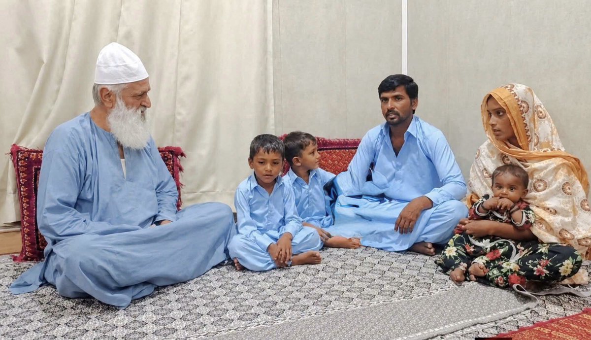 FarazPervaiz3's tweet photo. A Hindu family from village Sodho Khan Shahani near Ghotki Toll Plaza was forcibly converted to Islam in Daharki at the residence of Mian Javed Ahmed Qadri.

Religious minorities are not safe in Pakistan. https://t.co/1NGGQoEs9S