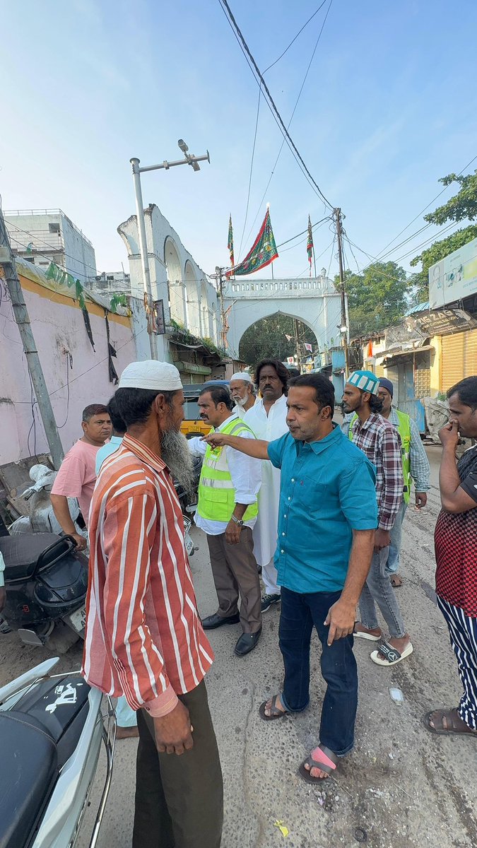 ZafarCorporator's tweet photo. #Early #Morning #Drive
On the Instructions of @aimim_national #President @asadowaisi sb & @Md_MajidHussain sb,
@ZafarCorporator along with #Primary Unit #Presidents accompanied by GHMC SFA's Monitored Sweeping Units Attendance & Cleaning Activities Under Mallepally Division https://t.co/wNfg2LFuvs
