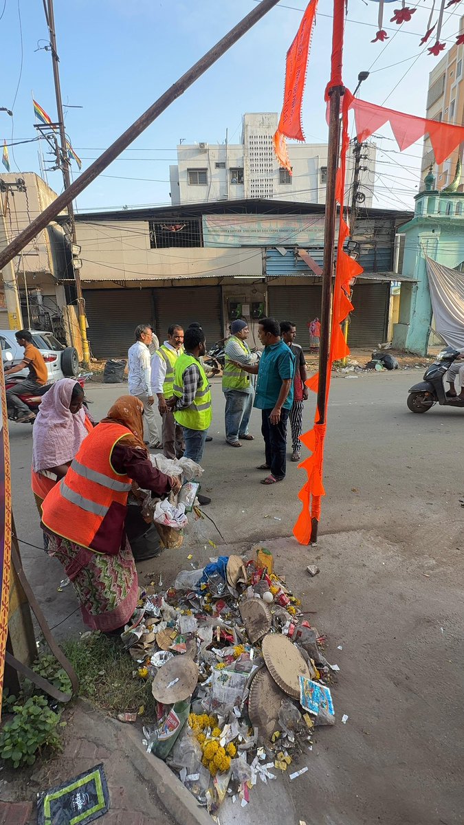ZafarCorporator's tweet photo. #Early #Morning #Drive
On the Instructions of @aimim_national #President @asadowaisi sb & @Md_MajidHussain sb,
@ZafarCorporator along with #Primary Unit #Presidents accompanied by GHMC SFA's Monitored Sweeping Units Attendance & Cleaning Activities Under Mallepally Division https://t.co/wNfg2LFuvs