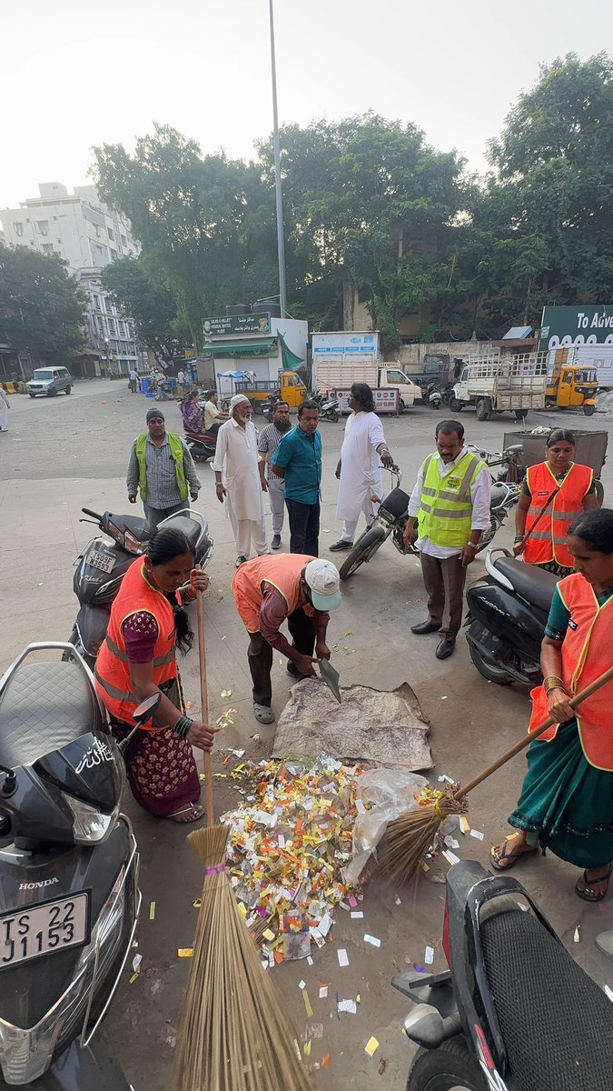 ZafarCorporator's tweet photo. #Early #Morning #Drive
On the Instructions of @aimim_national #President @asadowaisi sb & @Md_MajidHussain sb,
@ZafarCorporator along with #Primary Unit #Presidents accompanied by GHMC SFA's Monitored Sweeping Units Attendance & Cleaning Activities Under Mallepally Division https://t.co/wNfg2LFuvs