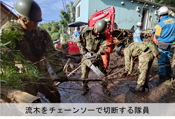 ModJapan_saigai's tweet photo. 自衛隊は本日も神奈川県三浦市南下浦町において、陸自第３１普通科連隊（武山・神奈川）が、消防や警察をはじめとする関係機関と力を合わせ、行方不明となっている方の捜索を継続しています。現場では、二次被害の防止に万全を期しながら、行方不明となっている方を一刻も早く救助するという強い使命感をもって懸命に活動を続けております。