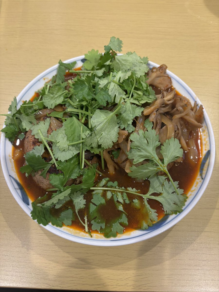 hiro701's tweet photo. @becchi82 パクチーは料理が分からないくらい入れると旨さ倍増🤭 https://t.co/rH4ZSt9Ewl