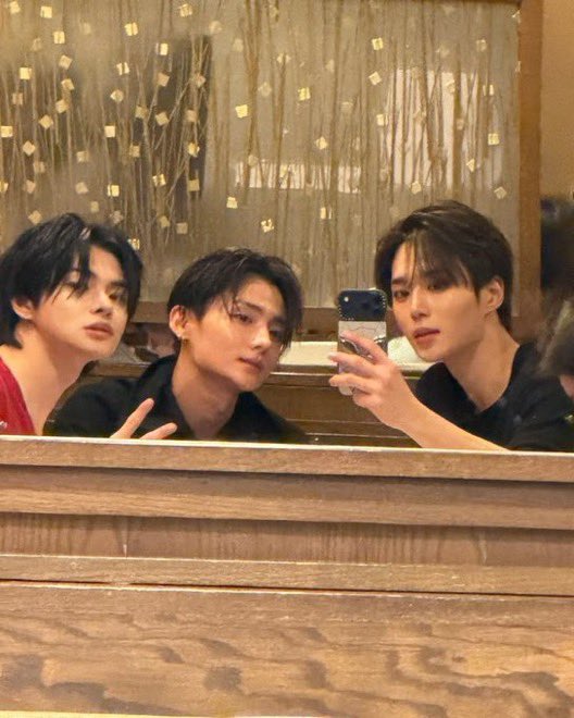 arilovesleowon's tweet photo. will always be thankful to junseo for loving leowon so much. he doesn’t deserve all that shit, none of them do. 🫂 https://t.co/PEUA0fSYSW