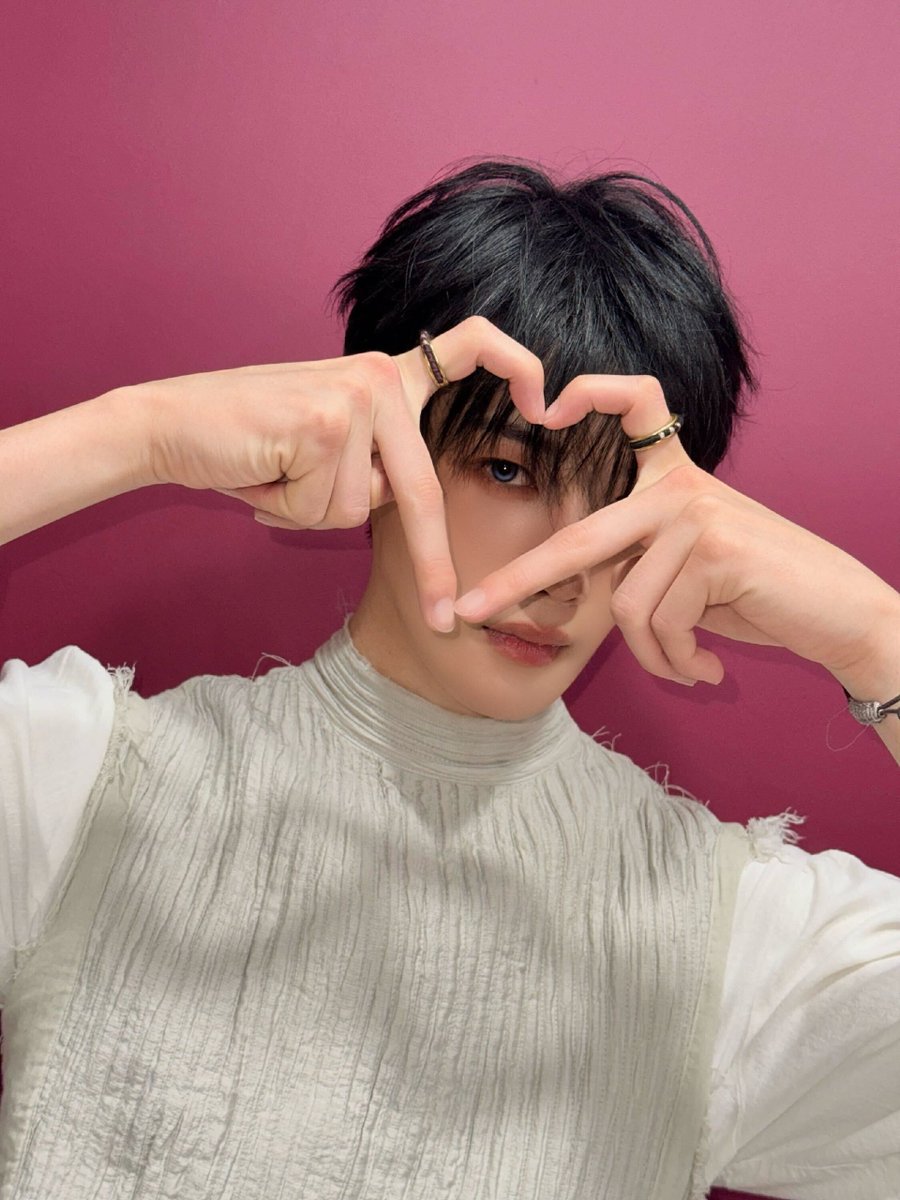 cherrisoa's tweet photo. He looks so like my 남친 right here https://t.co/pDohZuz6Se