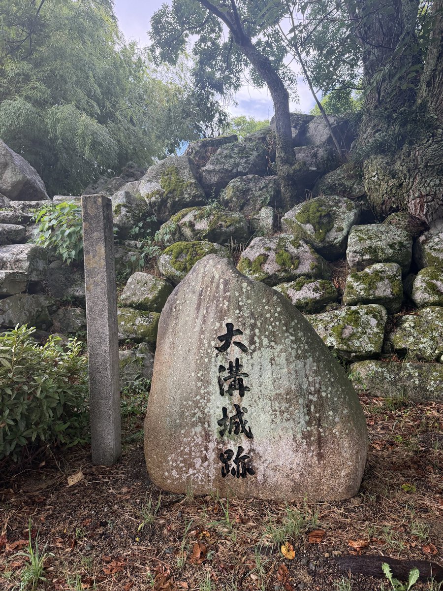 shiganotabibito's tweet photo. 8月下旬 #大溝城跡 に訪問
信長の命による織田信澄の築城
琵琶湖水運支配のための4城のひとつ
信澄は本能寺の変で謀反加担の嫌疑をかけられ自害
城は数代の城主交代を経て廃城に
部材は水口岡山城に転用された
その後1619年に分部家入封　大溝藩の陣屋が設けらた

城碑
天守台跡
石垣
陣屋総門(復元) https://t.co/U2CbObt4d6