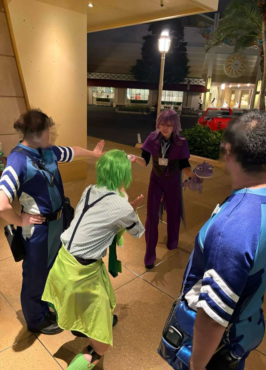 Hor_tensia_yu's tweet photo. 今年も出社ならず…出禁です。

「「すみません！関係者のみです！」」

🦎「はぁ？！入館証あるし！！」
👁 「残念!!!!!!有効期限切れですぅ!!!!!!」

👁@jikko_sya_happy 
📸&amp;協力者@素敵なキャスト様方

⚠️Eパレ中の人が少ない時間に撮影してます⚠️

 #Dハロ仮装2026
 #Dハロ仮装 

 #遊梅モリー https://t.co/loRDvsRTK4