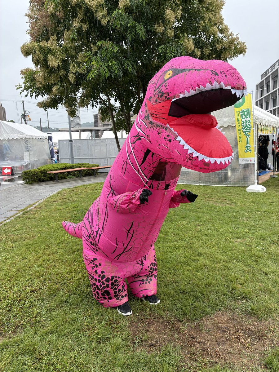 Yushi_of_SA's tweet photo. 雨の中ですが元気に開催中！
様々なブースやステージイベント、ティラノサウルス🦖にも会えちゃいます😁
まだまだご来場お待ちしております！🙌
#情熱防災防犯フェス2026
#情熱クラブ #甲賀市 https://t.co/JSNrfeE349