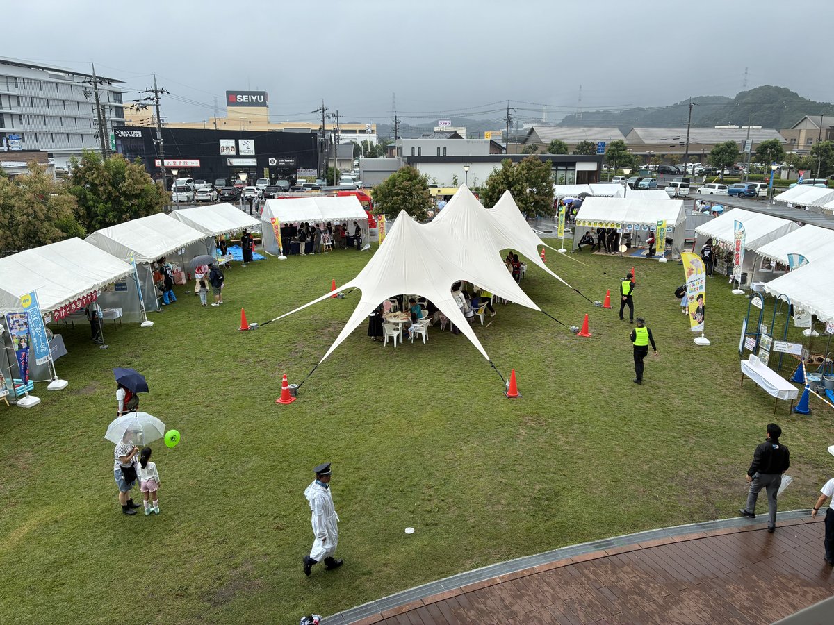 Yushi_of_SA's tweet photo. 雨の中ですが元気に開催中！
様々なブースやステージイベント、ティラノサウルス🦖にも会えちゃいます😁
まだまだご来場お待ちしております！🙌
#情熱防災防犯フェス2026
#情熱クラブ #甲賀市 https://t.co/JSNrfeE349