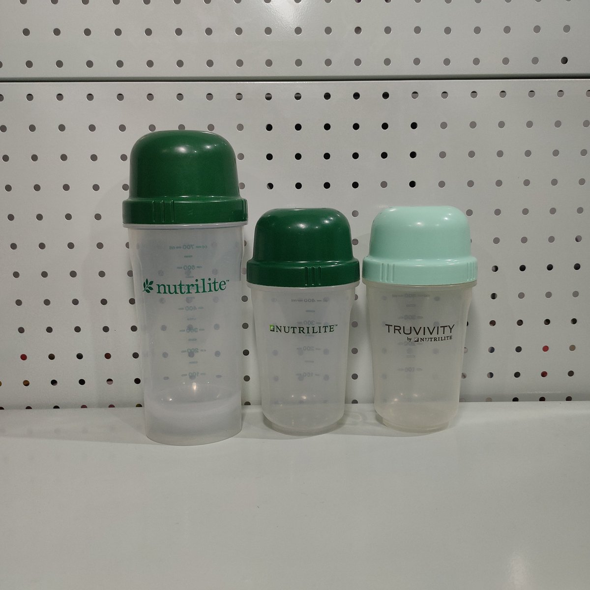 Iam2shirts2's tweet photo. 🔥 กระบอกเชค Nutrilite / Truvivity 3 ใบ

✅ แบรนด์: Nutrilite (Amway) / Truvivity by Nutrilite
✅ ใบใหญ่ 700ml — เขียวเข้ม
✅ 2 ใบเล็ก 400ml — เขียวเข้ม และเขียวอ่อน
✅ สภาพมือสอง มีร่องรอยการใช้งาน รอยขีดข่วน

✅ขายยกทั้ง 3 ใบ ราคา 300 บาท
 
#Nutrilite #Truvivity #กระบอกเชค https://t.co/cYyiGKBLQP