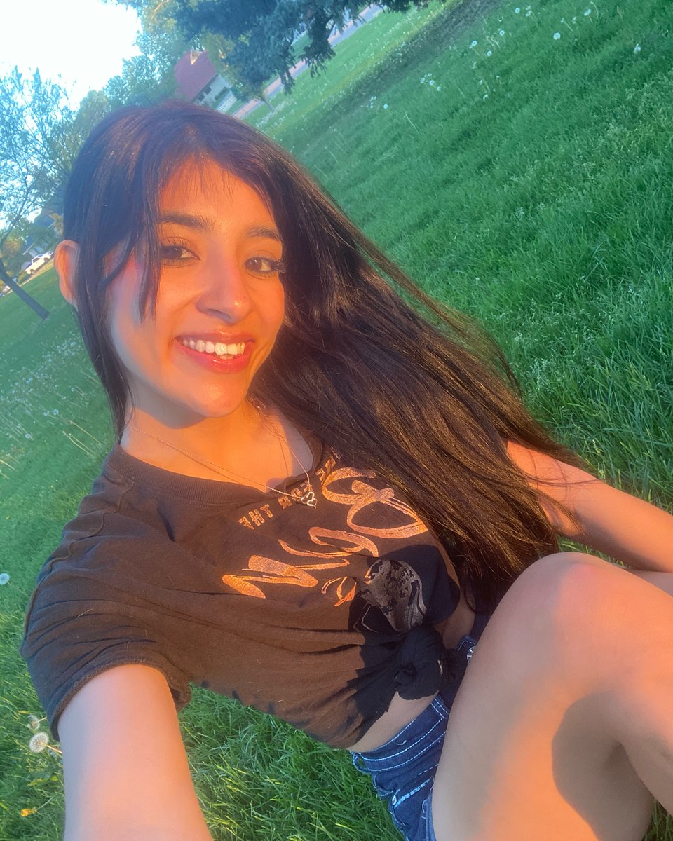 wentonyy's tweet photo. Sunshine and kisses. https://t.co/RGVTWYgOiY
