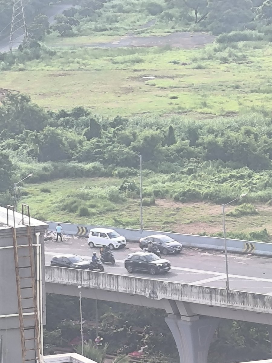 PavanBhatia's tweet photo. The Santacruz Chembur flyover has become an open defecation and trash collection area. Perhaps even a hangout for an evening drink. Here is the digipin location 4FK 5C67 833
@mybmc @mybmcWardHE @MTPHereToHelp @MumbaiPolice #SCLR #BMC #mumbai #Santacruz #kalina https://t.co/NQFUibHTUs