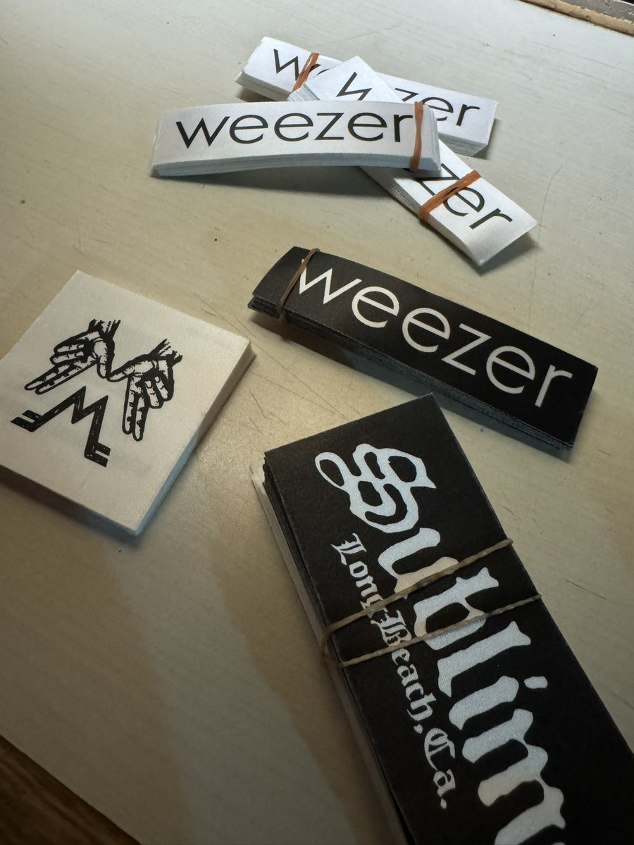 edgeend_info's tweet photo. weeze night本日18時から！
ホワイトのステッカー+もう1つプレゼントを予定してます。
常連さんにアンケートしたところ、やはりweezerロゴのが人気でした。ただし枚数少ないので、ご希望の方はお早めにご来店ください。無くなり次第プレゼント終了します。 https://t.co/snZnALQ9nM