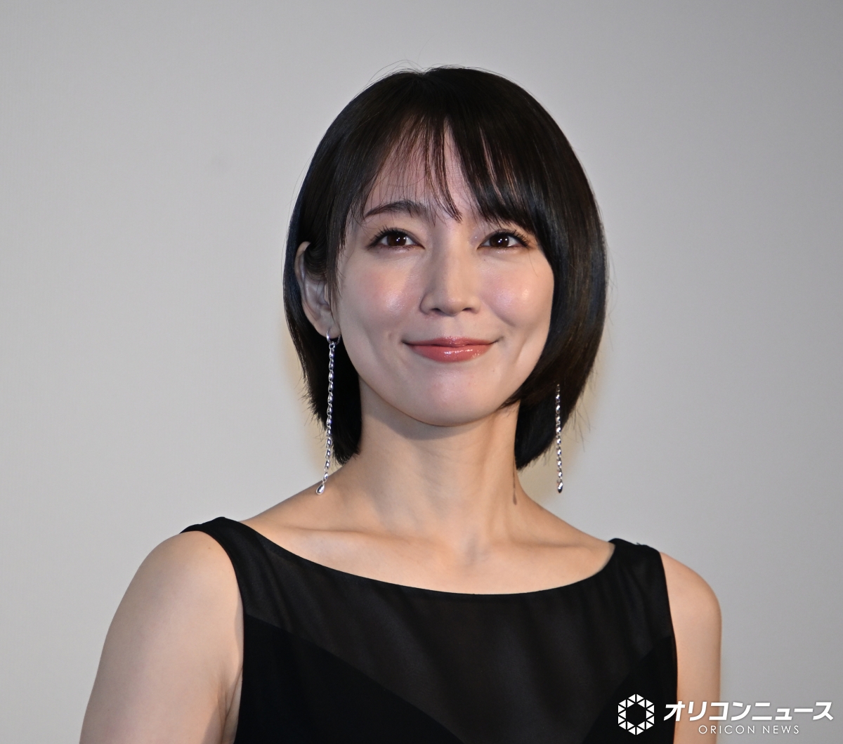 oricon's tweet photo. 吉岡里帆、映画封切りで喜び🎉
観客に「カフェ行きませんか？」
https://t.co/Lzl2QBQXER

🎥映画『シャドウワーク』
公開記念舞台あいさつに登壇🎤

#シャドウワーク @shadowwork_jp https://t.co/n9wnkqDUTa