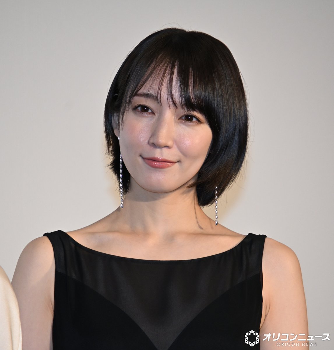 oricon's tweet photo. 吉岡里帆、映画封切りで喜び🎉
観客に「カフェ行きませんか？」
https://t.co/Lzl2QBQXER

🎥映画『シャドウワーク』
公開記念舞台あいさつに登壇🎤

#シャドウワーク @shadowwork_jp https://t.co/n9wnkqDUTa