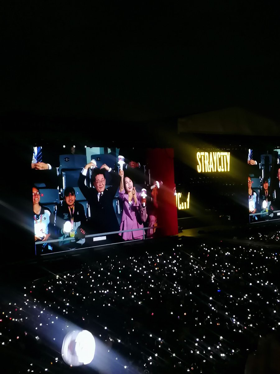 skzinfoespmx's tweet photo. JYP y el presidente de Corea en el STRAYCITY MÉXICO https://t.co/dKic4KMdcZ