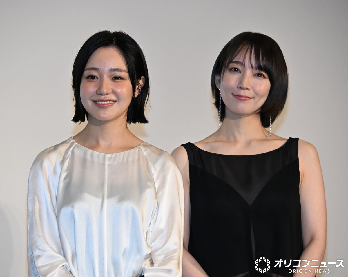 oricon's tweet photo. 吉岡里帆、映画封切りで喜び🎉
観客に「カフェ行きませんか？」
https://t.co/Lzl2QBQXER

🎥映画『シャドウワーク』
公開記念舞台あいさつに登壇🎤

#シャドウワーク @shadowwork_jp https://t.co/n9wnkqDUTa