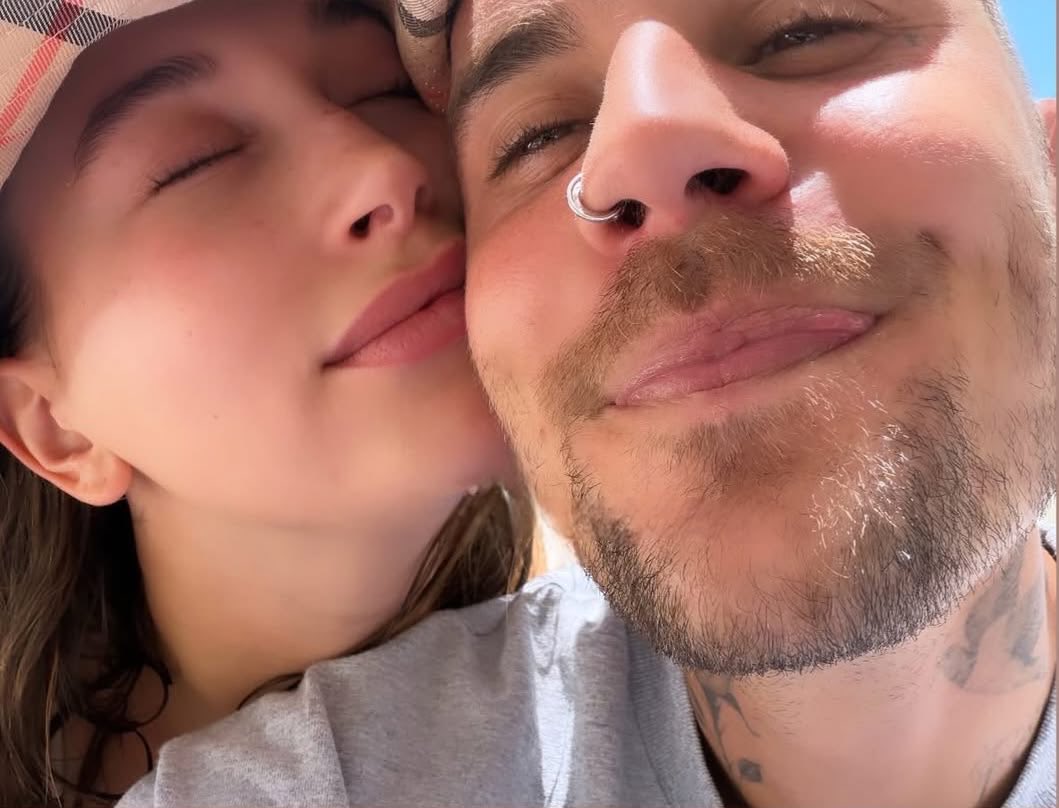 postsjustin's tweet photo. how lovers take selfies https://t.co/2AJnuFdnsx