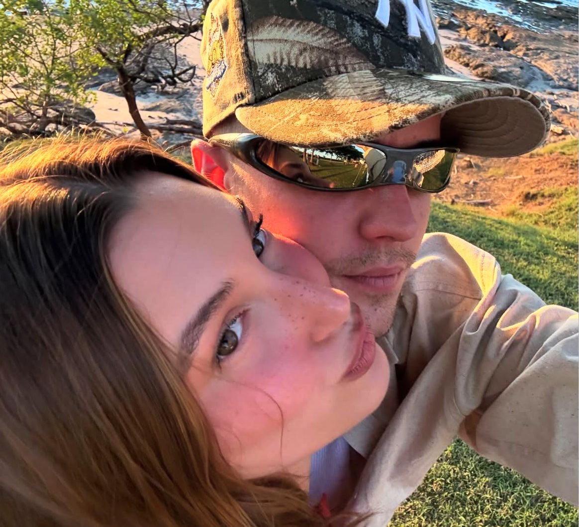 postsjustin's tweet photo. how lovers take selfies https://t.co/2AJnuFdnsx