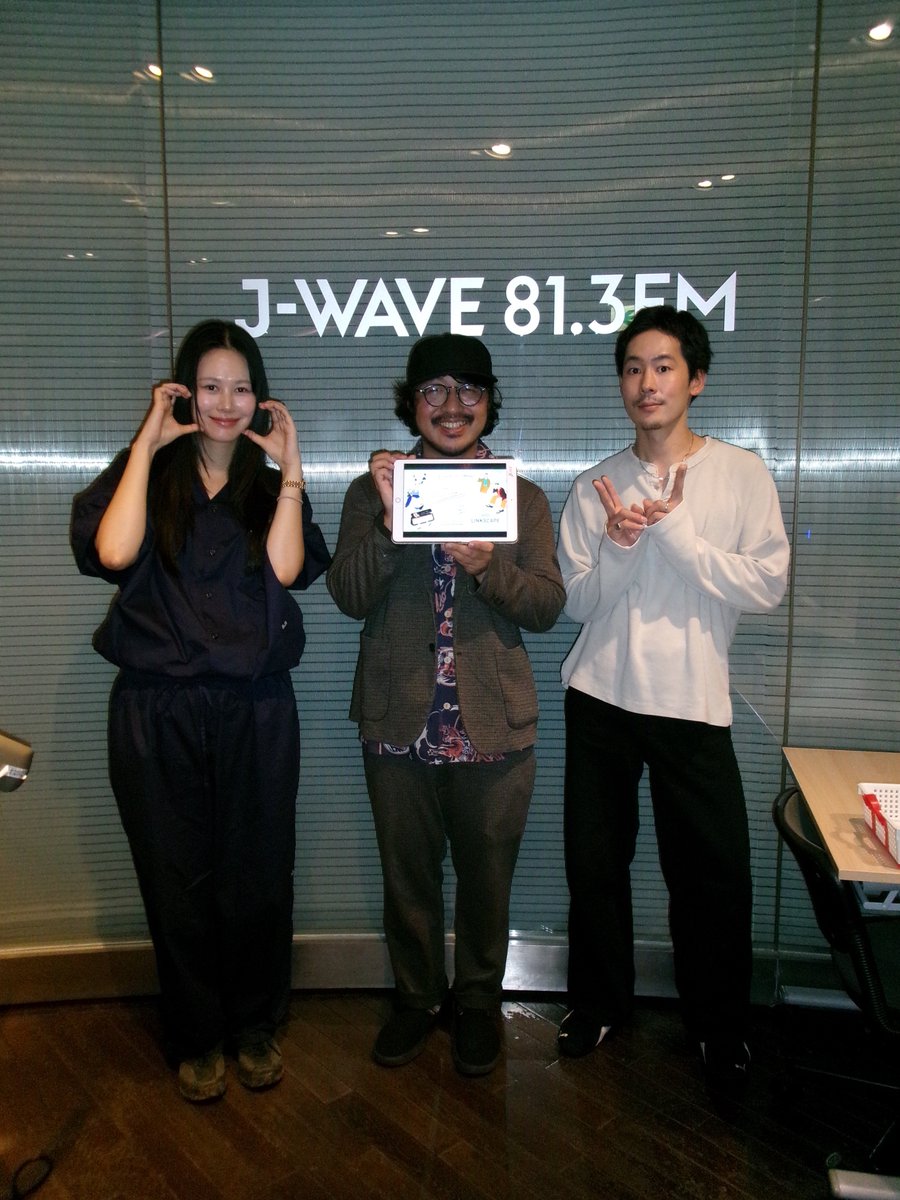 linkscape813's tweet photo. KDDI LINKSCAPEスタート📻

このあとは、THE CHARM PARK・Charmさんが登場！
@thecharmpark

アメリカで作ったデモをきっかけに生まれた
日本の音楽レーベルとの運命的な出会い。
ひとつの出会いから広がっていった
“つながり”を紐解きます✨

📻https://t.co/qvRmlwwxlK
@tanaakin

#LINK813 #jwave https://t.co/dgTvxzsTND