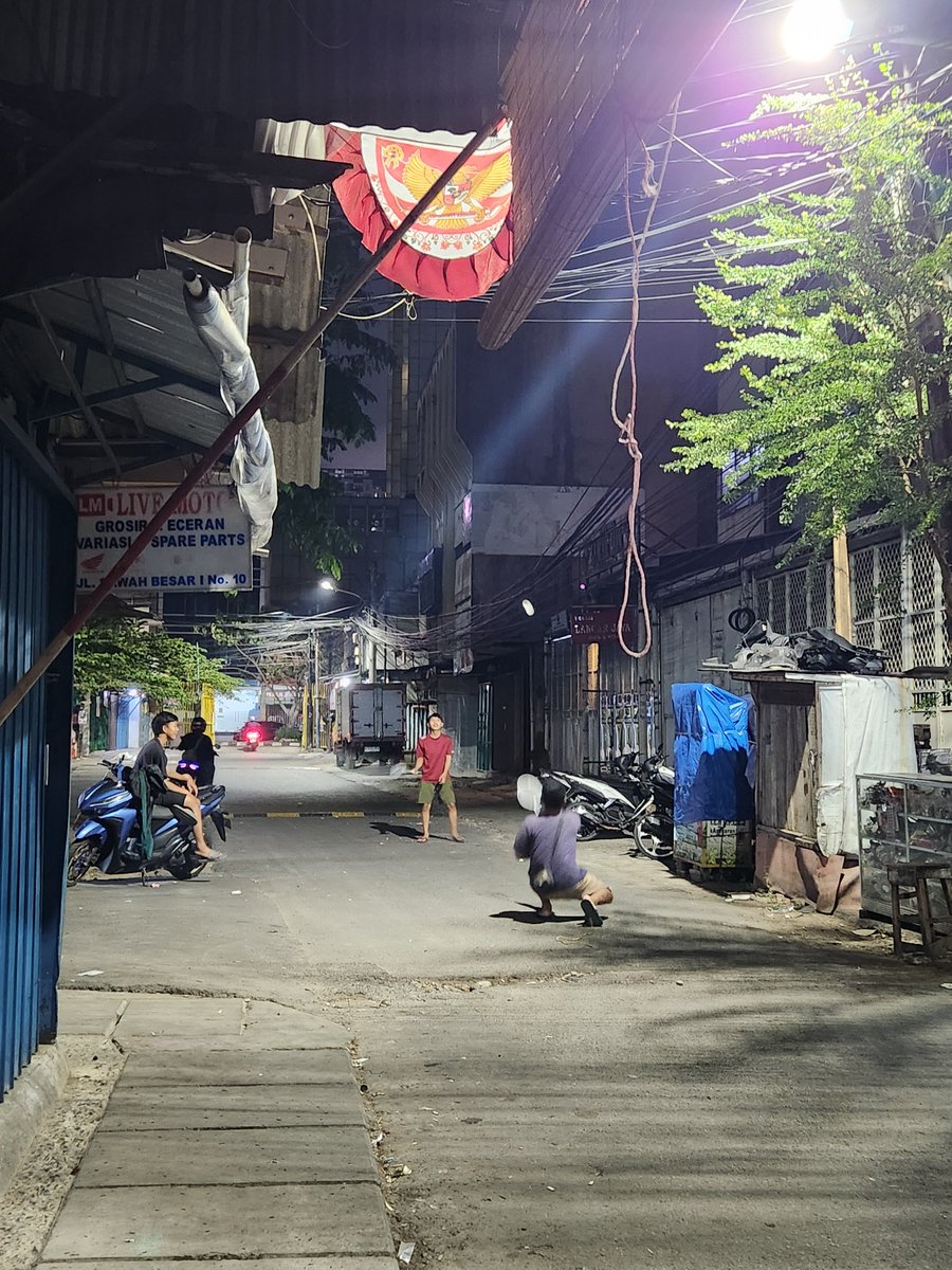 yk1979's tweet photo. 🇮🇩査証が5千円→7千円程に値上予定の報道あって、愛知アジア大会、家族旅行信越を終えたそのまま羽田からジャカルタへ。
🇮🇩は豪NZの間に位置し乗継需要を取り込めばいいのに全くやってないので、ガルーダ航空に乗る機会はこれまで全くなかったし、直行便は高過ぎる。
定価が8万円程するのでガラガラ。 https://t.co/8nFiftvZsN