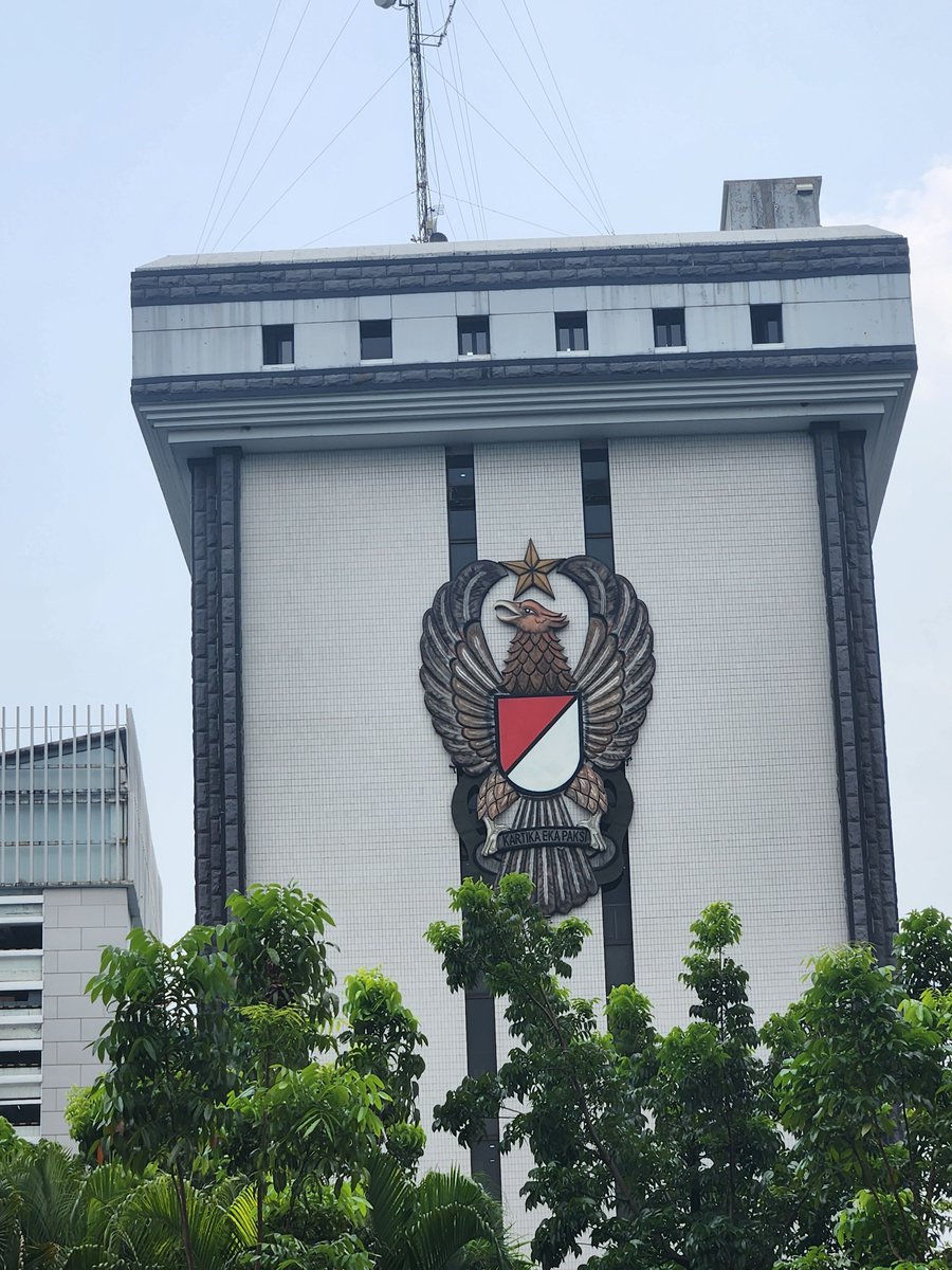 yk1979's tweet photo. 🇮🇩査証が5千円→7千円程に値上予定の報道あって、愛知アジア大会、家族旅行信越を終えたそのまま羽田からジャカルタへ。
🇮🇩は豪NZの間に位置し乗継需要を取り込めばいいのに全くやってないので、ガルーダ航空に乗る機会はこれまで全くなかったし、直行便は高過ぎる。
定価が8万円程するのでガラガラ。 https://t.co/8nFiftvZsN