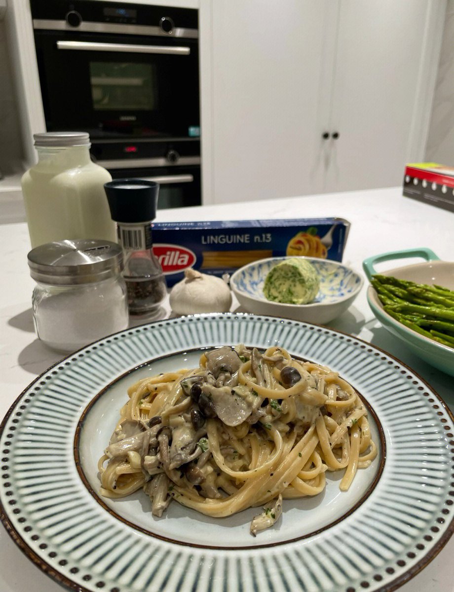 BlanchKhoutt's tweet photo. Just whipped up a creamy garlic butter mushroom pasta in 20 mins—comfort food hits different on a rainy night! ， https://t.co/xIwos3ofX9