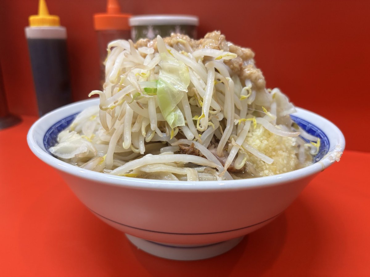 akatonsakusesu's tweet photo. ラーメン二郎　朝倉街道駅前店

雨降りはラーメンが美味い説、再確認。

大ラーメン　ﾆﾝﾆｸｽｸﾅﾒﾔｻｲﾏｼｱﾌﾞﾗﾏｼ

微乳化スープに液ｱﾌﾞﾗの層がしっかり。今日ﾔｻｲはｱﾌﾞﾗと一緒に食べると美味！！
天地返すとスープの色が変化は最近のお約束。雨の日の二郎めちゃくちゃ美味い。 https://t.co/53Ov1JQRfD