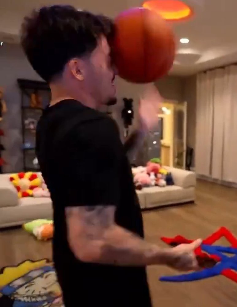 griff2z's tweet photo. Mad balls in their face 😭 https://t.co/V6SZrW1SeH