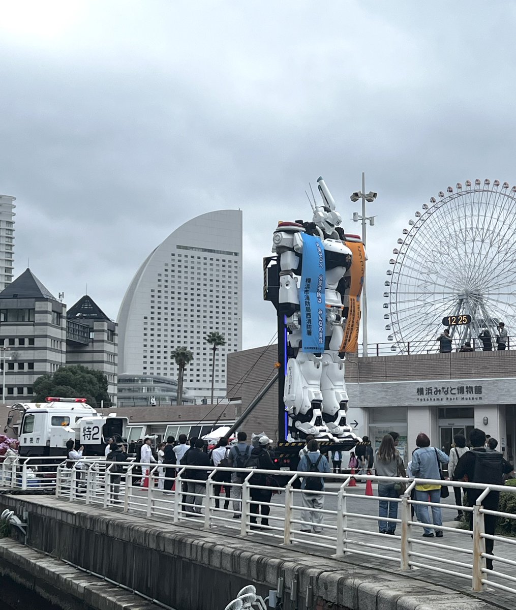 WANIGUNNSOU's tweet photo. こういうザ・観光地でイングラムが肩から交通安全のノボリを掲げ、デッキアップされてる光景が1番パトレイバーっぽくて好きなんですよね。 https://t.co/ShWtge1ttz