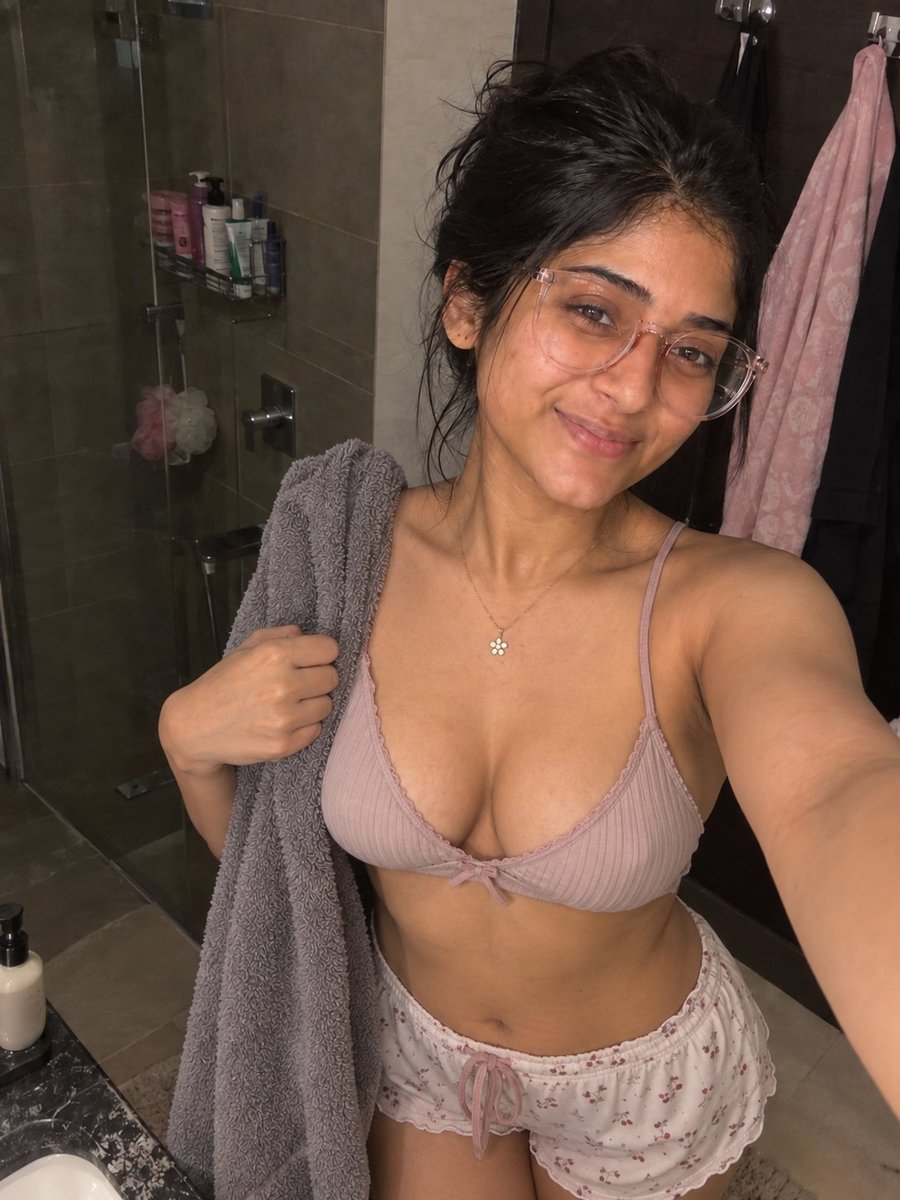 moonxsiddhi's tweet photo. Good morning from the place where the day starts… and the mirror gets all the attention ☀️🪞
#GoodMorning #MorningSelfie #MorningVibes #Selfie #WashroomSelfie #MirrorSelfie #IndianGirl #DesiVibes #India #USA #SriLanka #Bangladesh #Pakistan #Europe #XIndia #DesiTwitter #Morning https://t.co/jEJEHNkc5S