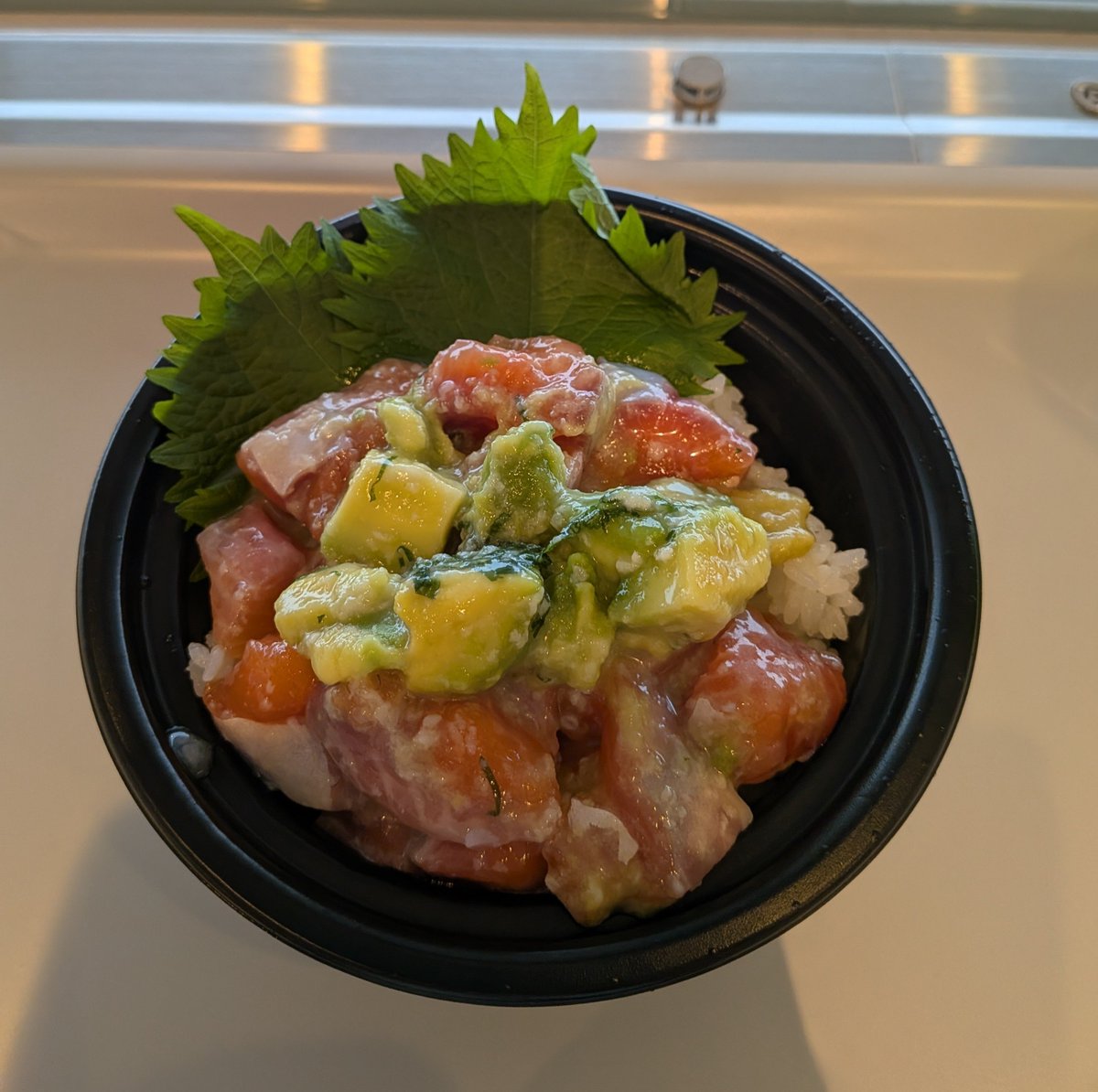 u_cch1's tweet photo. 出張先にて。
朝早かったし、眠い😴
お昼はポキ丼♥ https://t.co/rxNiPqwuAw