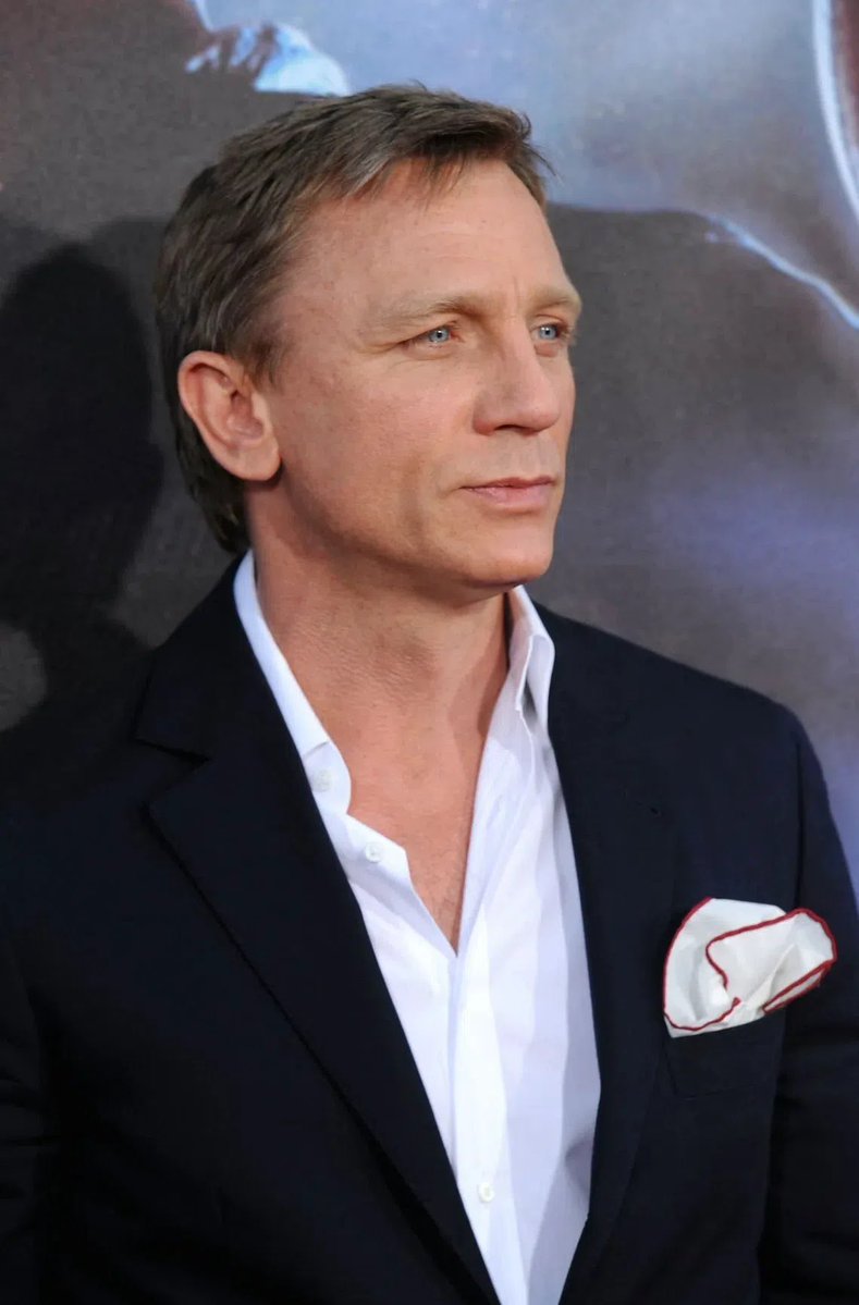 astralpoli's tweet photo. Daniel Craig's most inconspicuous cameo in Star Wars

You can watch the seventh episode of Star Wars at minimum speed, but you will never see the face of this actor. We are talking about Daniel Craig, who managed to play a cult, but absolutely invisible role of a stormtrooper in "The Force Awakens". Agent 007 was hiding under the white armor of a soldier of the First Order - it was his main character Ray who forced the force of thought to remove the shackles from her, throw the blaster and leave the door open.

How did the main spy of cinema get into a galaxy far, far away? Everything was decided by the purest fan luck and perfect timing. In 2014, Craig starred in another James Bond movie "Spectrum". In the neighboring pavilions at the same time, work on the new "Star Wars" was in full swing.

Being an ardent fan of the franchise, Craig just stopped by to visit the director and jokingly asked if there was a tiny role for him. He agreed, and the next day the actor tried on the stormtrooper costume.

Craig later recalled with a laugh that he initially expected to just stand silently in the background with a blaster, but the director became generous and prescribed him a full and very funny scene, which instantly became a cult.