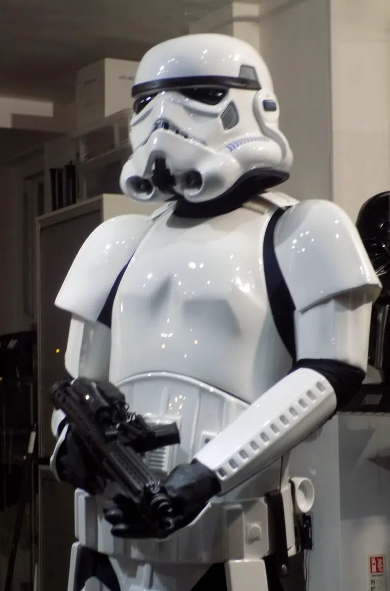 astralpoli's tweet photo. Daniel Craig's most inconspicuous cameo in Star Wars

You can watch the seventh episode of Star Wars at minimum speed, but you will never see the face of this actor. We are talking about Daniel Craig, who managed to play a cult, but absolutely invisible role of a stormtrooper in "The Force Awakens". Agent 007 was hiding under the white armor of a soldier of the First Order - it was his main character Ray who forced the force of thought to remove the shackles from her, throw the blaster and leave the door open.

How did the main spy of cinema get into a galaxy far, far away? Everything was decided by the purest fan luck and perfect timing. In 2014, Craig starred in another James Bond movie "Spectrum". In the neighboring pavilions at the same time, work on the new "Star Wars" was in full swing.

Being an ardent fan of the franchise, Craig just stopped by to visit the director and jokingly asked if there was a tiny role for him. He agreed, and the next day the actor tried on the stormtrooper costume.

Craig later recalled with a laugh that he initially expected to just stand silently in the background with a blaster, but the director became generous and prescribed him a full and very funny scene, which instantly became a cult.