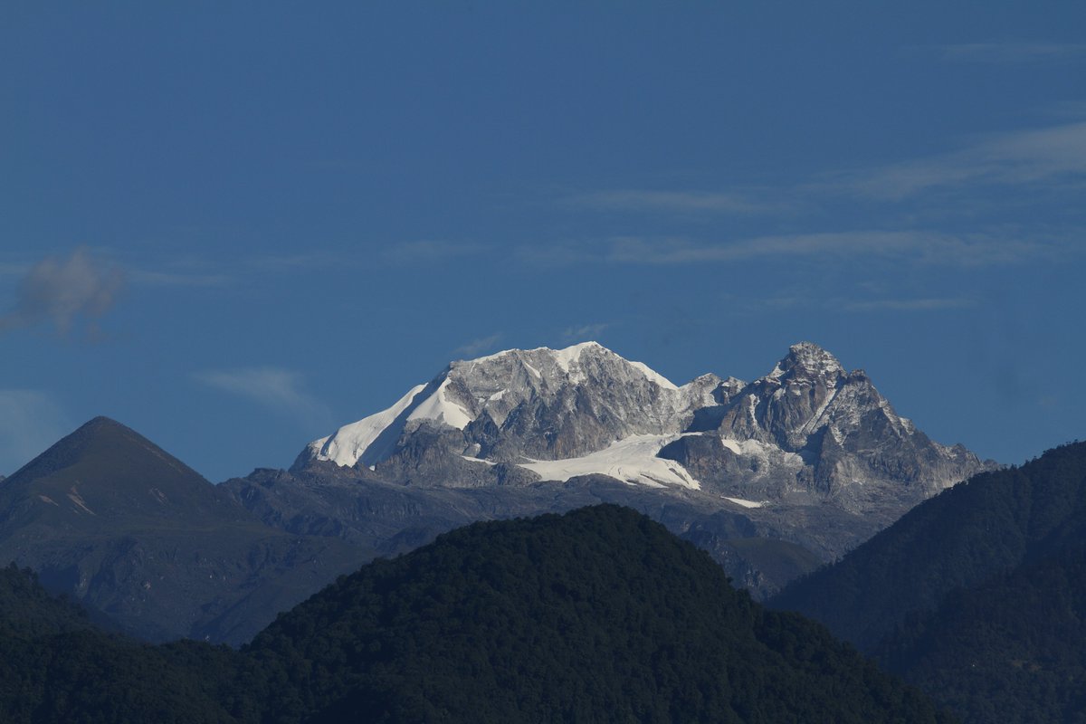 down2earthindia's tweet photo. A single cloud over Kokthang becomes a lesson in wonder.

In Down To Earth’s weekend edition, ‘Gazebo’, Narendra Patil follows vapour across Kangchenjunga’s ridge as it gathers, shifts into Frank Zappa-style moustaches and dissolves — revealing the physics of cap clouds, Himalayan monsoon flows and the strange beauty of mountain weather.

Read ‘Frank Zappa at 6,000 metres: How vapour becomes spectacle over Kangchenjunga’ https://t.co/OpN47xY8N9