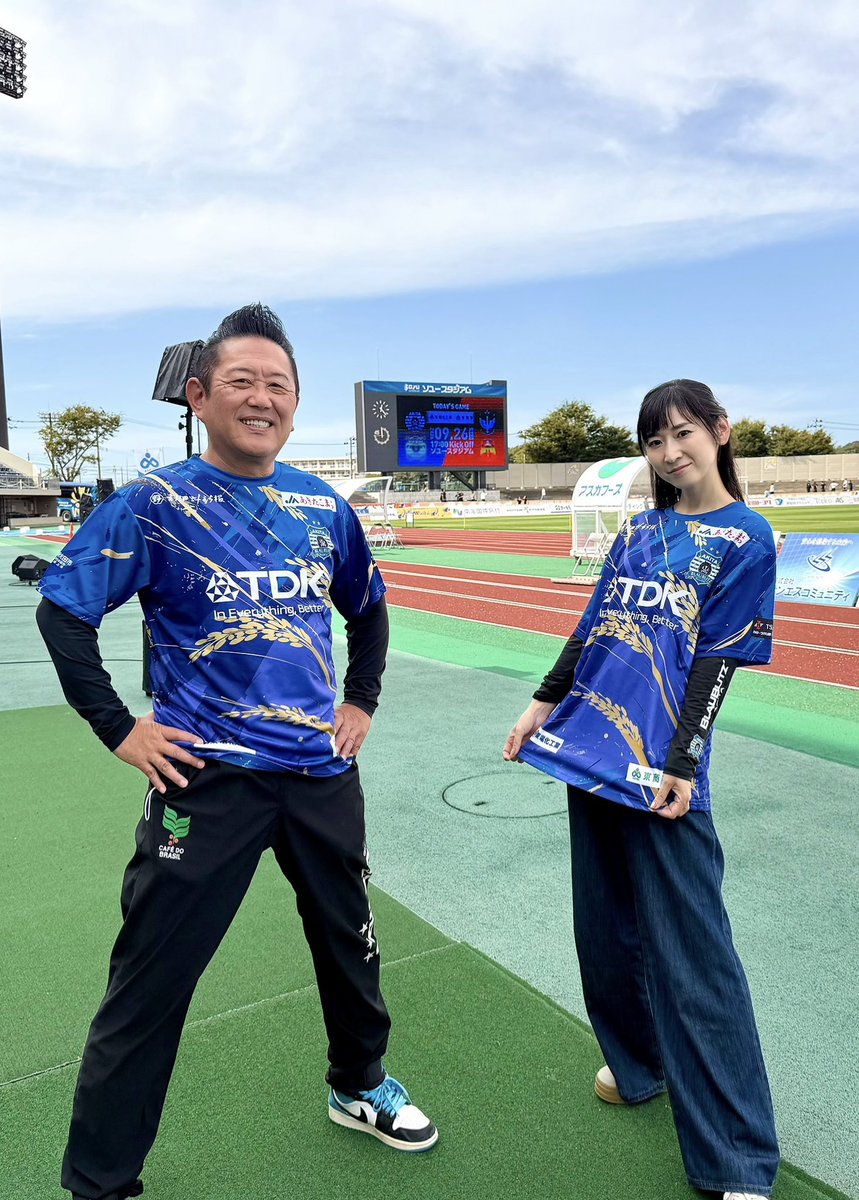 snoopytama's tweet photo. すでに多くのお客様で賑わっているソユースタジアムです🏟️
新潟サポさん＆初めて観戦される方も多いかもしれません、歴史あるスタジアムでご不便おかけすることもあるかもしれませんがとにかく存分にお楽しみください✨
米ユニも素敵🌾

#ブラウブリッツ秋田
#アルビレックス新潟
#TravisJapan https://t.co/3YytqBfASg