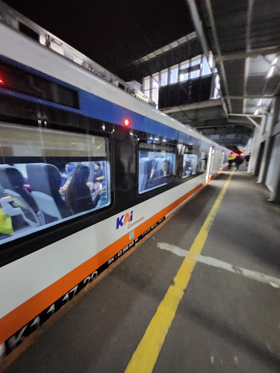 yk1979's tweet photo. スカルノハッタ空港から市内大きめのDuri駅へは、Googleでは一度乗換とあるが、IDR7万で直接行けた。
grab🏍️は100円くらいで乗れるし、移動については楽。
ジャカルタは10年ぶりだが、だだっ広く何もないので東部へ向かう。
#jakarta https://t.co/JnpUB66sh0