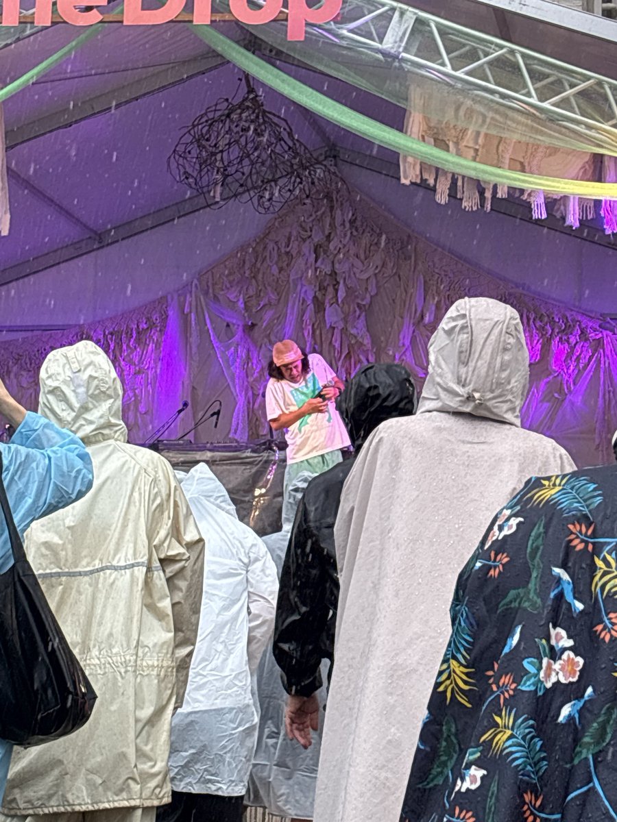iriko111's tweet photo. 唐津ドロップフェス　残念ながら中止となりました。この天気だとやむなしです。
ロットン、打首さんに会いたかったー😭
準備してこられた方々のことを想うと辛い。来年もいきます！
やついさんのステージを拝むことができたことがよかった😆※撮影オッケーでした。 https://t.co/HSWnELyxYT