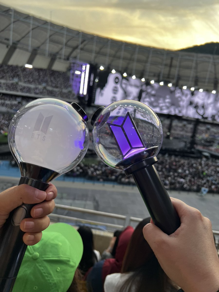 JC875xo's tweet photo. army !!! post a picture of your army bomb at the concert💜⭐️ https://t.co/hFgFgdY9wt